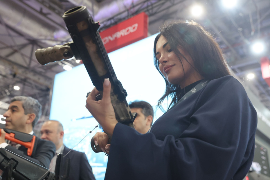 Посетитель выставки на стенде компании Hatsan