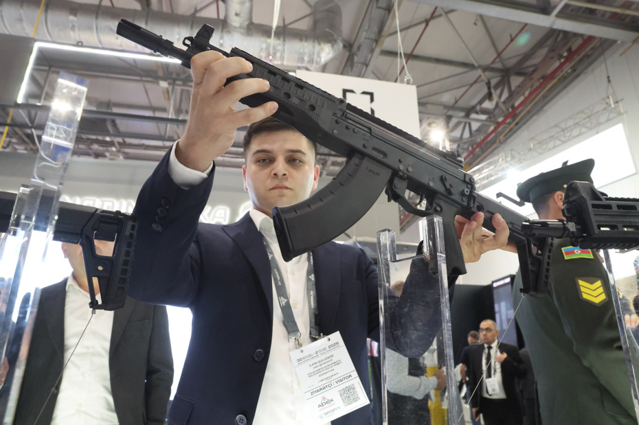 Посетитель выставки с автоматом АК-15К