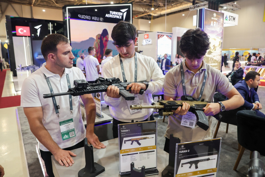 Посетители 6-й Международной выставки оборонной промышленности ADEX 2026