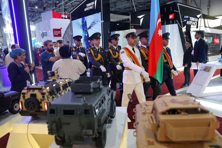 Военнослужащие во время открытия 6-й Международной выставки оборонной промышленности ADEX 2026