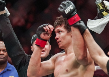 Россиянин нокаутировал камерунца на турнире UFC 332