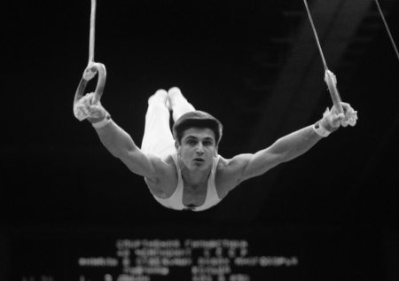 Умер олимпийский чемпион, первым выполнивший на Играх тройное сальто назад