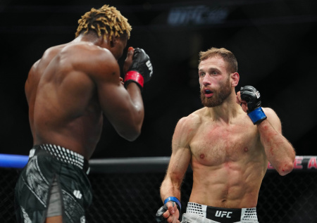 Российскому бойцу сломали челюсть на турнире UFC