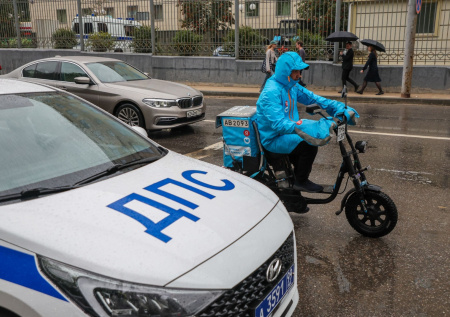 Курьеров в российском регионе обяжут сдавать тесты на знание ПДД