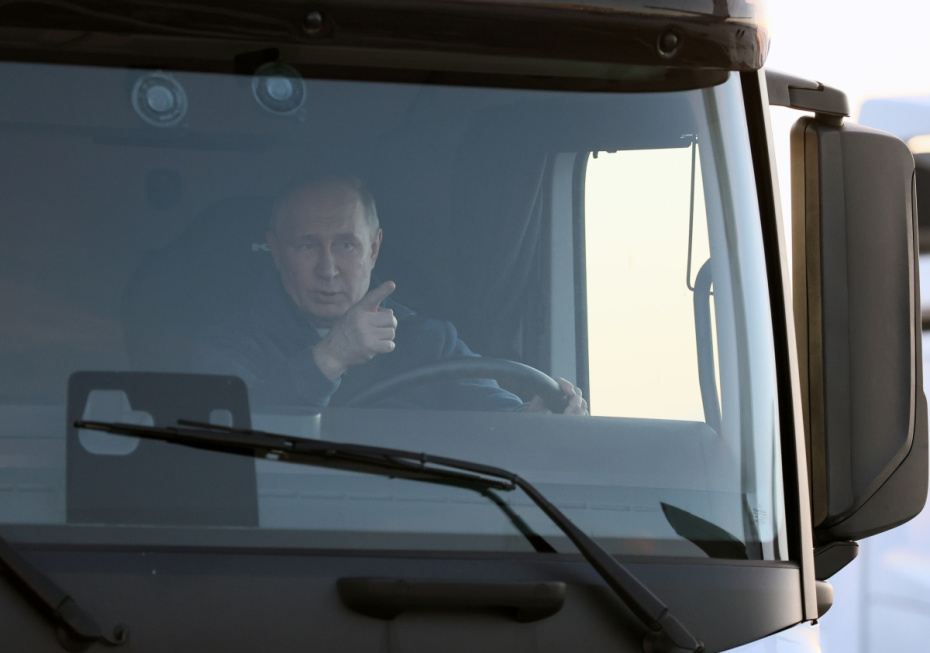 Президент РФ Владимир Путин управляет автомобилем «КамАЗ» во время поездки по автомобильной дороге М-12 «Восток».