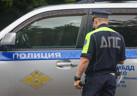 Автобус с вахтовиками перевернулся на разбитой дороге в Хабаровском крае