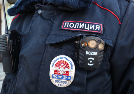Маленького ребенка в летней одежде нашли возле торгового центра в Курске