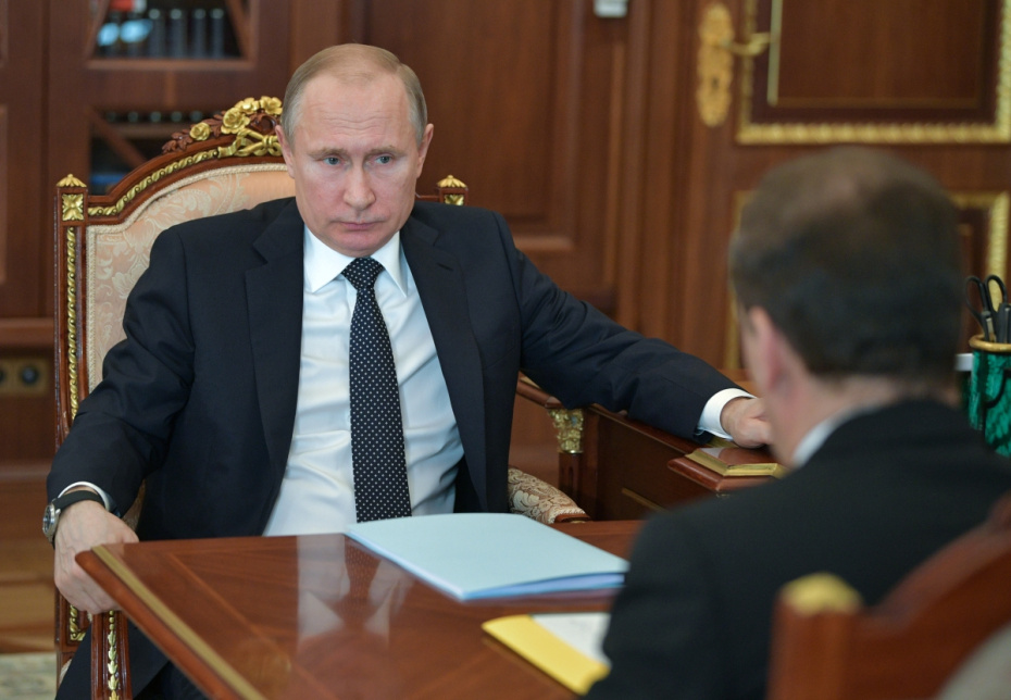 Президент РФ Владимир Путин и председатель правительства РФ Дмитрий Медведев во время встречи