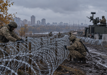 Колючая проволока, турели: Киев в панике «укрепляют» — вот истинная причина