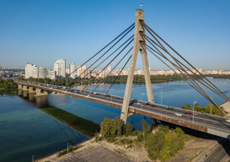 Один мост в Киеве обвешали антидроновыми сетками