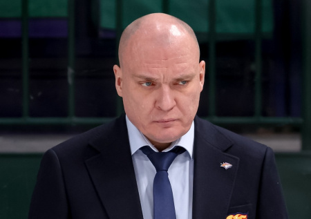 Скандального тренера КХЛ отстранили от работы: главные конфликты Разина