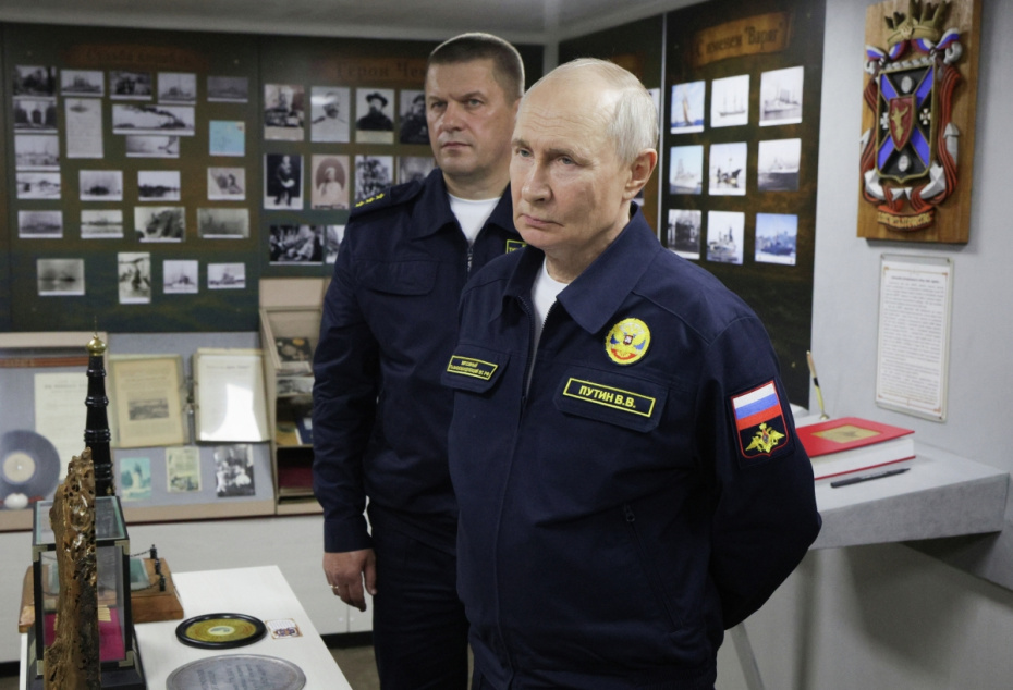Владимир Путин на ракетном крейсере «Варяг» во время завершающей стадии учений Тихоокеанского флота