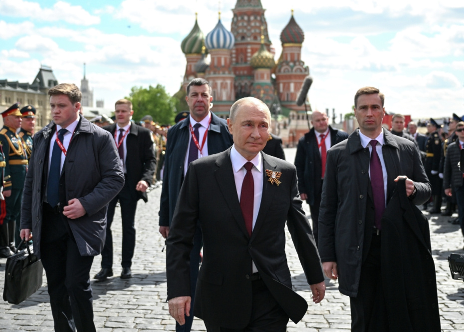 Владимир Путин на Красной площади в Москве на военном параде, посвященном 80-летию Победы