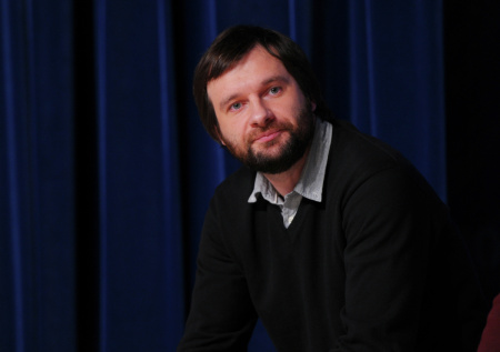 Известного режиссера-иноагента заочно арестовали по делу о терроризме