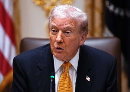 Голый Трамп с клюшкой для гольфа «появился» в здании Европарламента