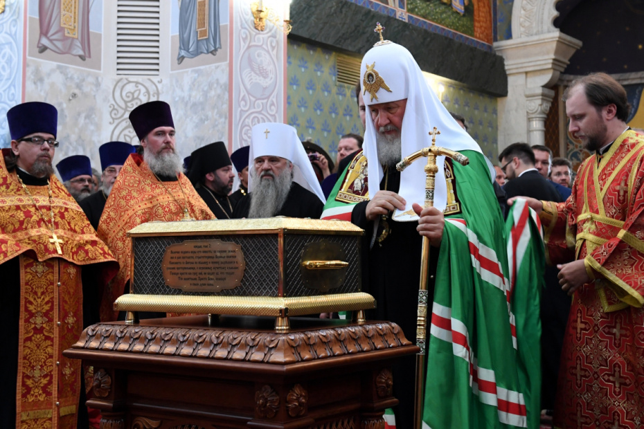 Патриарх Московский и Всея Руси Кирилл совершает молебен у ковчега с мощами святой княгини Елизаветы Федоровны в храме-памятнике на Крови во имя Всех святых, в земле Российской просиявших, в Екатеринбурге