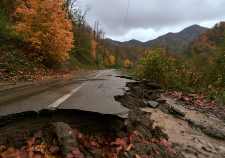 Российское село отрезало от Сочи из-за обвала дороги