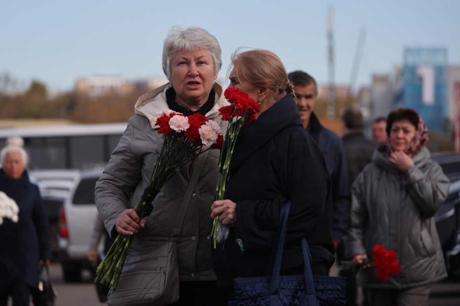 Церемония прощания с психотерапевтом Анатолием Кашпировским у Большого зала Троекуровского кладбища
