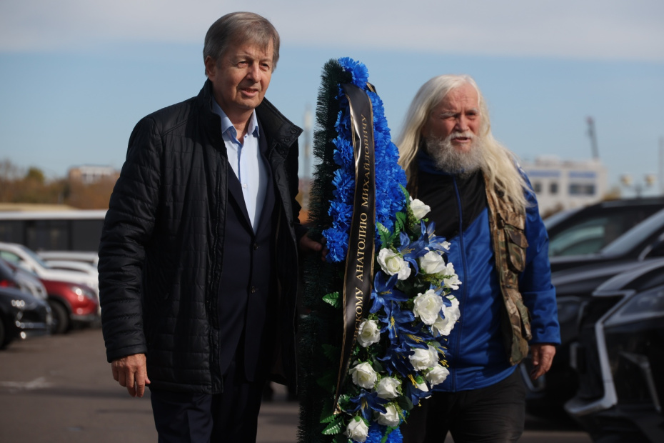 Колдун Иван Кулебякин (справа) перед церемонией прощания с психотерапевтом Анатолием Кашпировским у Большого зала Троекуровского кладбища