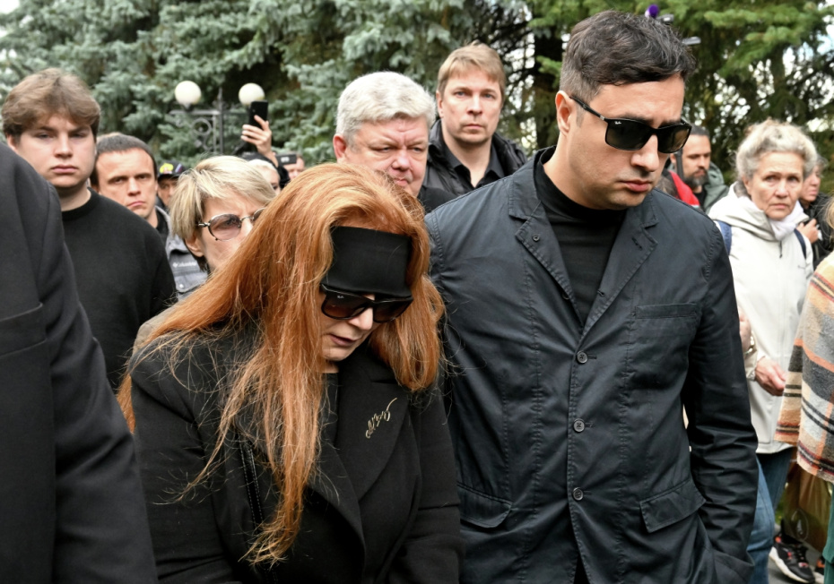 Вдова Анатолия Кашпировского Гулизар Чалбашова на церемонии прощания с психотерапевтом Анатолием Кашпировским у Большого зала Троекуровского кладбища