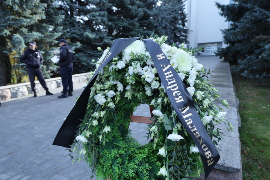Церемония прощания с психотерапевтом Анатолием Кашпировским у Большого зала Троекуровского кладбища
