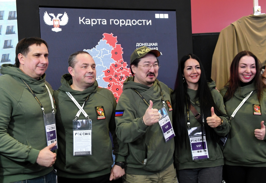 Международная выставка-форум «Россия». Бадма Башанкаев (третий слева)