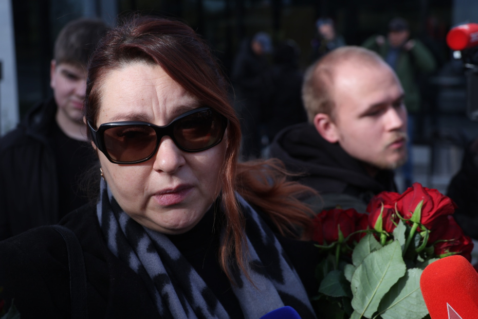 Церемония прощания с психотерапевтом Анатолием Кашпировским у Большого зала Троекуровского кладбища