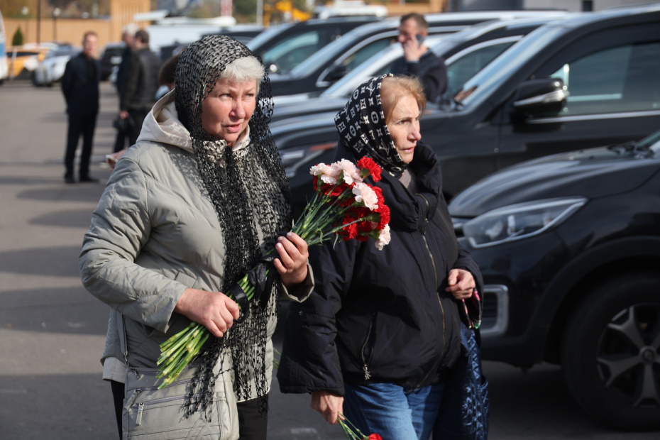 Церемония прощания с психотерапевтом Анатолием Кашпировским у Большого зала Троекуровского кладбища