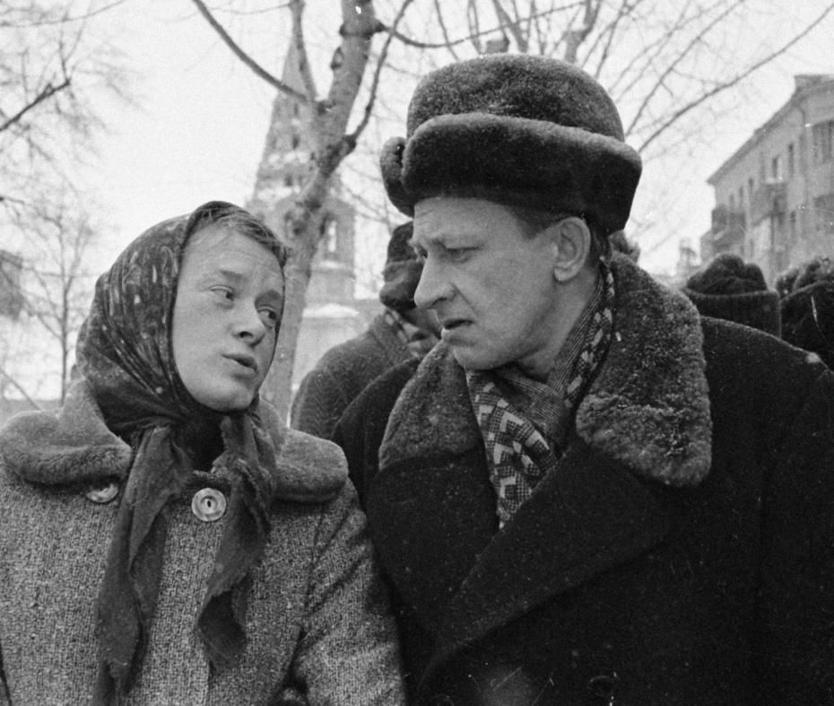 Актеры Евгений Евстигнеев (справа) и Валентина Талызина (слева) в главных ролях на съемках кинокомедии «Зигзаг удачи», 1968 год