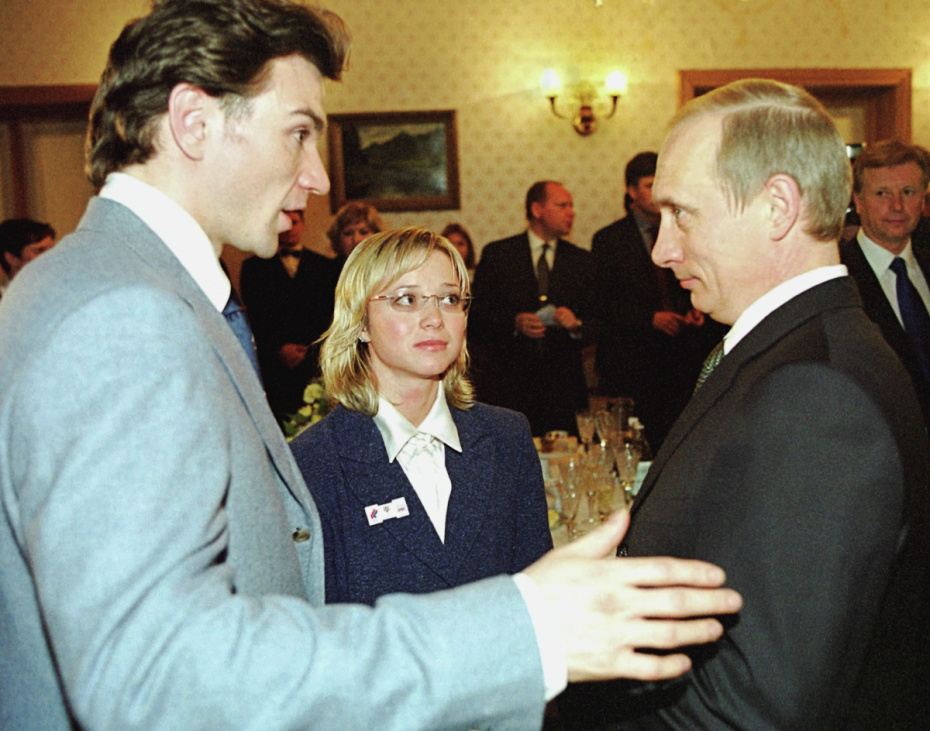 Президент РФ Владимир Путин и олимпийские чемпионы в парном катании на льду Елена Бережная и Антон Сихарулидзе, 2002 год
