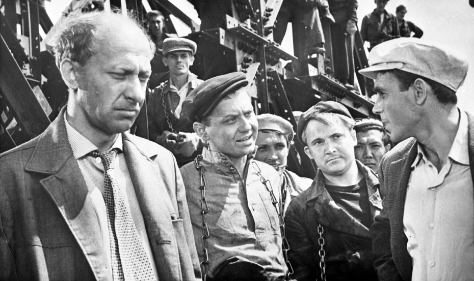 Кадр из фильма «Строится мост». Режиссер Олег Ефремов. Киностудия «Мосфильм». В роли Синайского — актер Евгений Евстигнеев, Зайцева — Олег Табаков, Сергея — Виктор Павлов, парторга Петрова — актер Владимир Заманский (слева направо). Репродукция, 1965 год