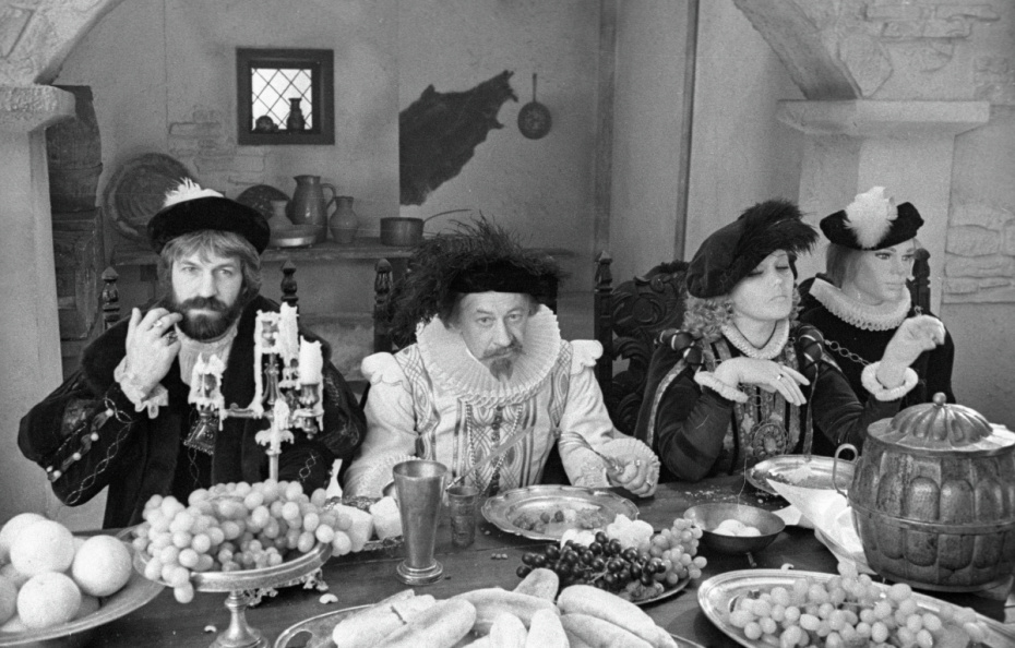 Народный артист СССР Евгений Евстигнеев (в центре) и актер Борис Хмельницкий (слева) в сцене из фильма «Комический любовник, или Любовные затеи сэра Джона Фальстафа»