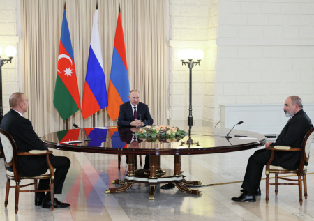 Путин, Алиев и Пашинян провели закрытую встречу