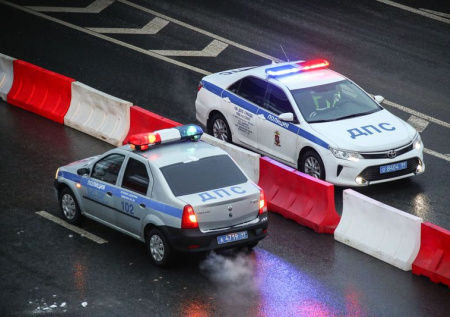 Дорогостоящий спорткар разбился в ДТП на западе Москвы