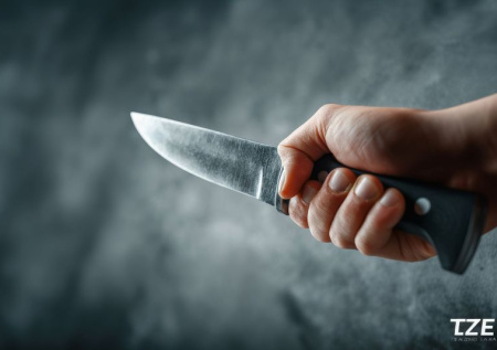 Мужчина угрожал ножом подросткам у кафе и ранил одного из них