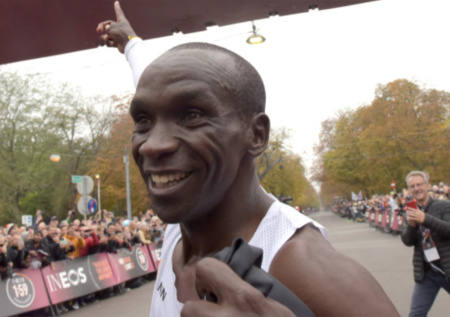 Олимпийский чемпион в 41 год с рекордом выиграл марафон в Мельбурне