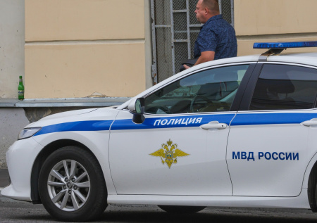 Барнаульцы вызвали полицию из-за неадекватной женщины