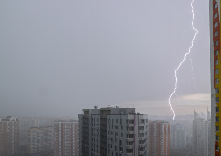 Метеорологи предупредили москвичей о грозе в начале рабочей недели