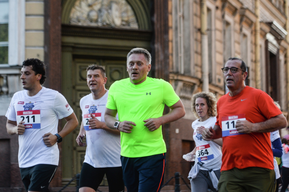 Дмитрий Песков (в центре) во время благотворительного забега SPIEF Race в рамках XX Петербургского международного экономического форума, 2016 год