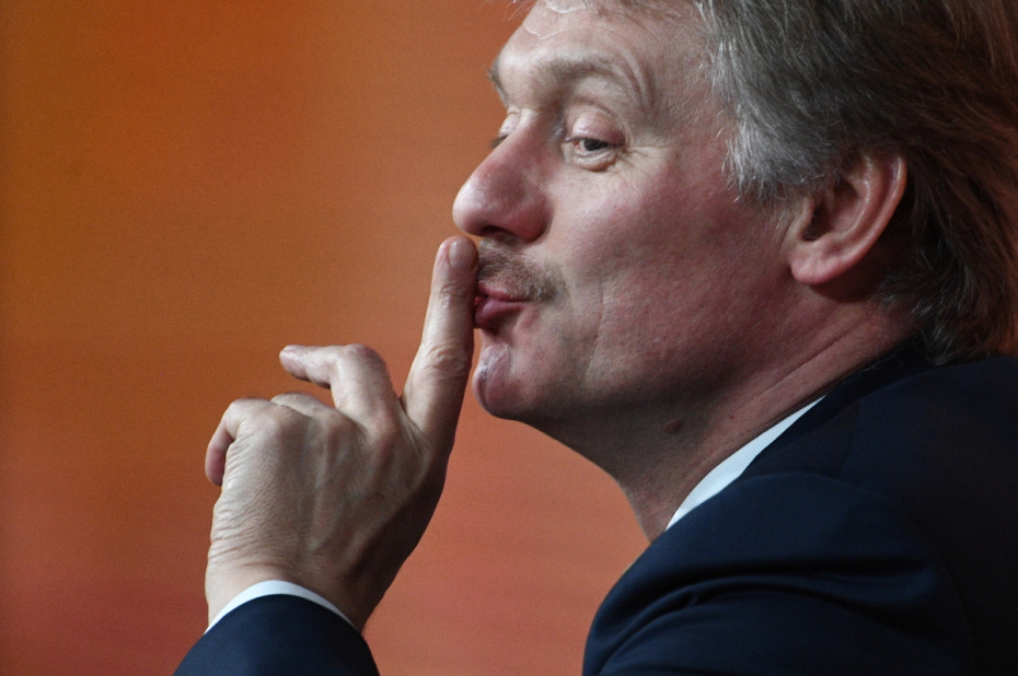 Дмитрий Песков во время ежегодной большой пресс-конференции президента РФ Владимира Путина в Центре международной торговли на Красной Пресне, 2017 год
