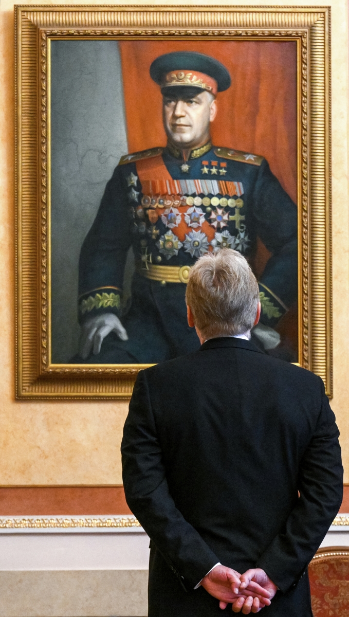 Дмитрий Песков у портрета Георгия Жукова перед встречей президента РФ Владимира Путина и президента Белоруссии Александра Лукашенко, 2025 год