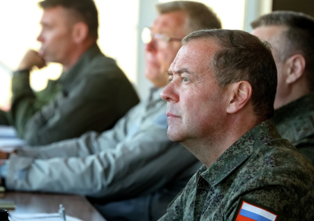 Медведеву показали комплекс с «адской молотилкой»