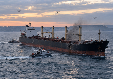 Неизвестные дроны ударили по судну в Черном море и ранили моряков