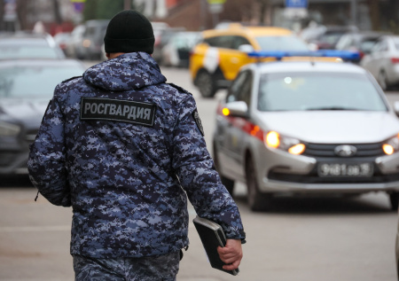 Мужчину вырубили на фуд-корте в ТЦ и добили ногой