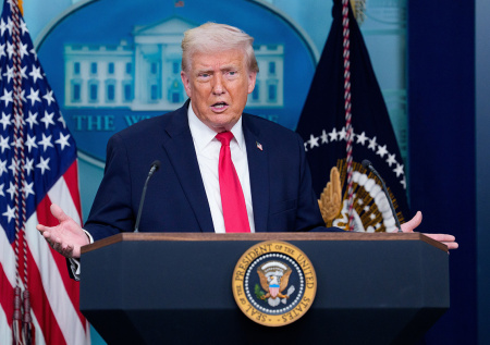 «Мы им помогаем»: Трамп рассказал, что происходит с разведданными для ВСУ