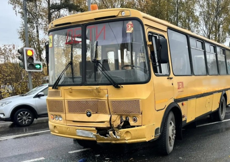 В Подмосковье автобус с детьми попал в ДТП с грузовиком