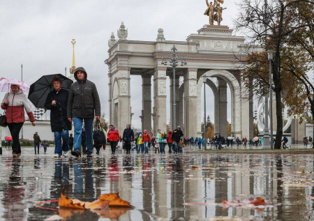 Москвичам посоветовали воспользоваться общественным транспортом из-за дождя