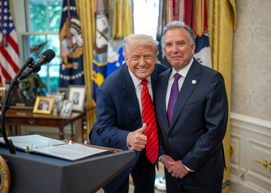 Дональд Трамп принимает участие в церемонии присяги старшего советника и специального посланника Стива Уиткоффа в Овальном кабинете