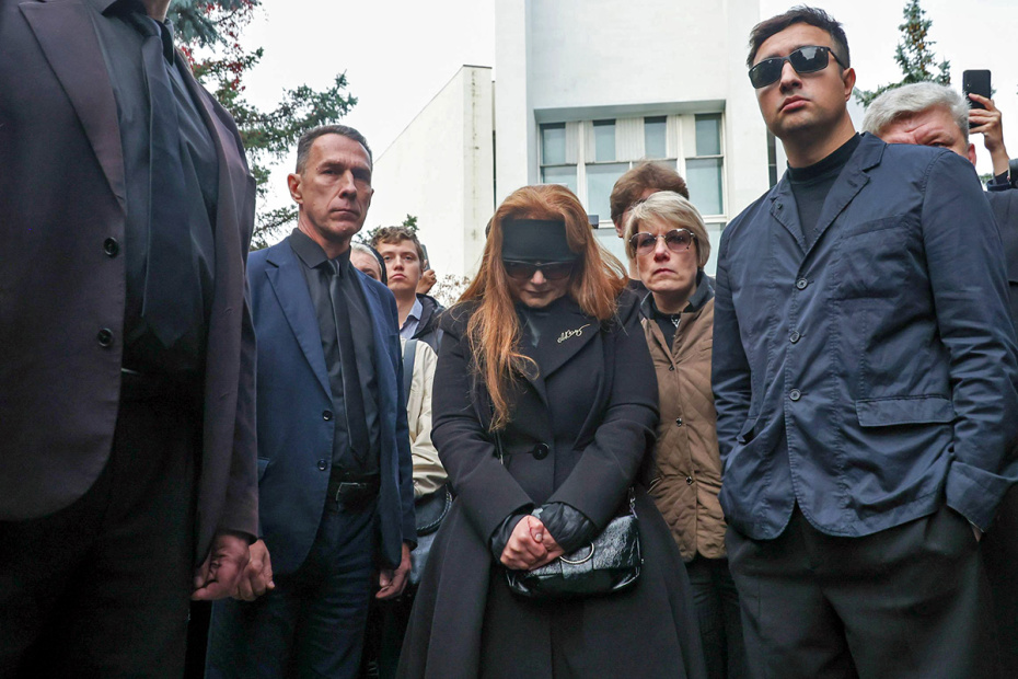 Вдова Гулизар Чалбашова (в центре) на церемонии прощания с психотерапевтом Анатолием Кашпировским на Троекуровском кладбище в Москве