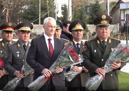 Белоусов и Гасанов возложили цветы к памятнику советским воинам в Киргизии
